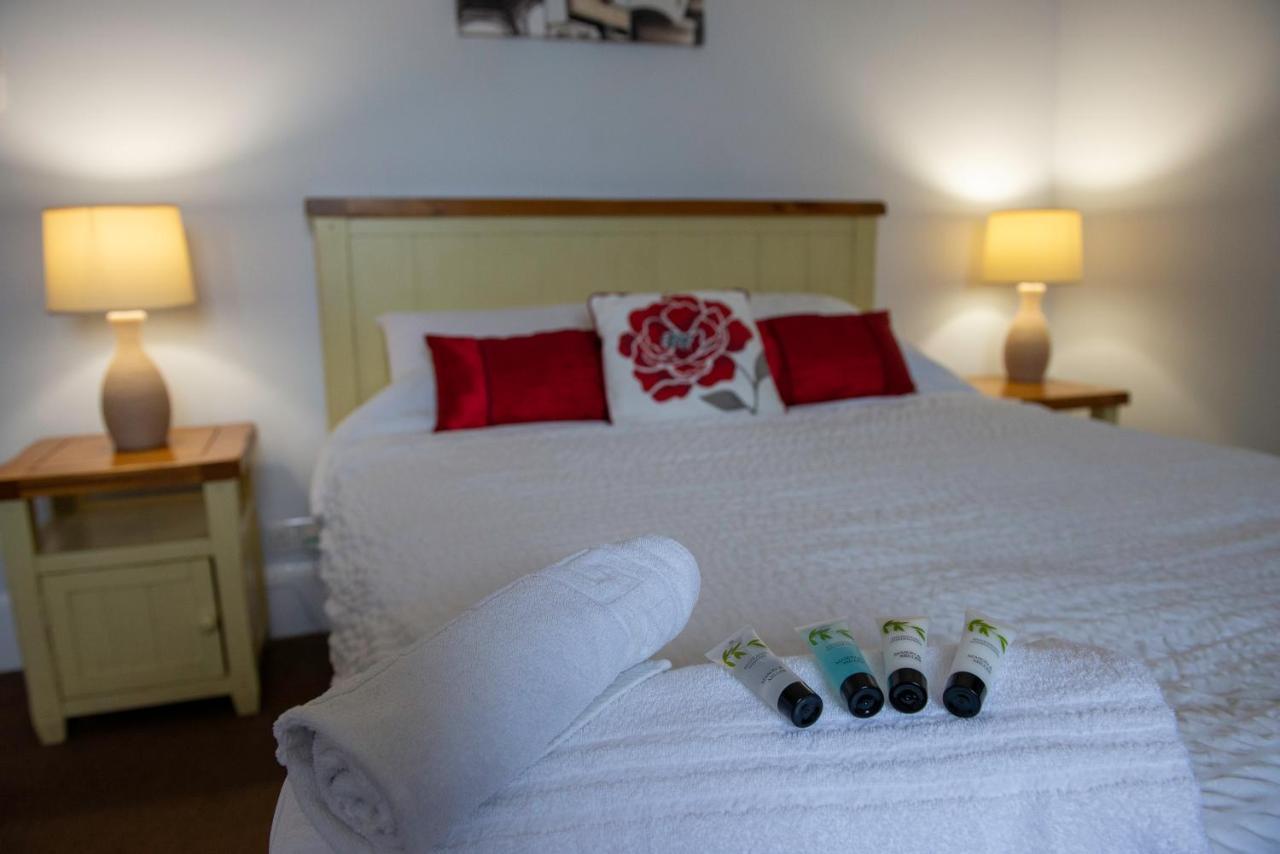 The Vale Hotel クリクレード エクステリア 写真