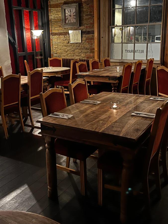 The Vale Hotel クリクレード エクステリア 写真