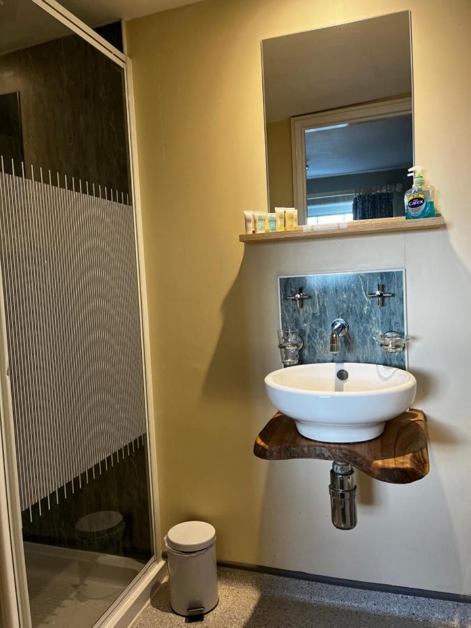 The Vale Hotel クリクレード エクステリア 写真