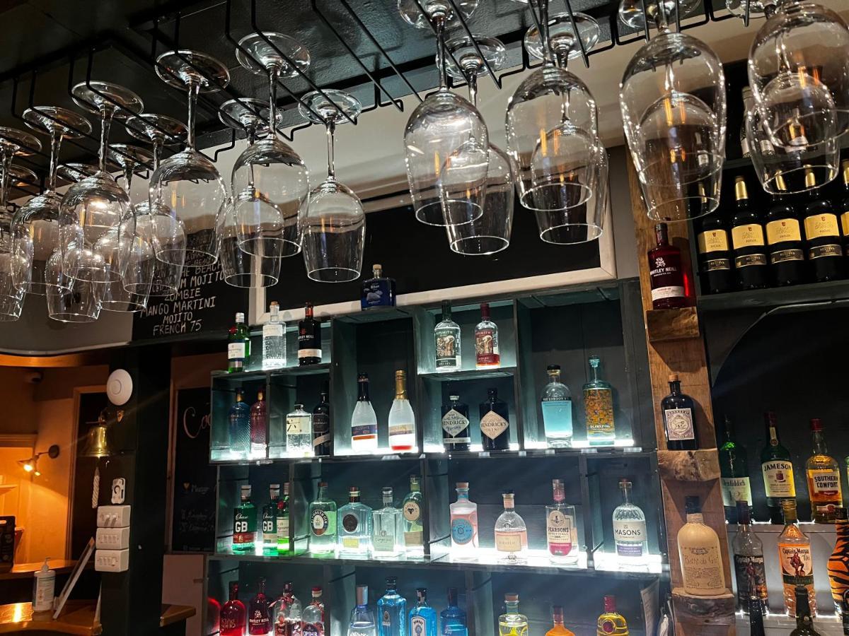 The Vale Hotel クリクレード エクステリア 写真