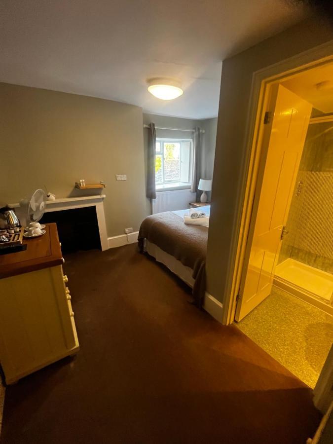 The Vale Hotel クリクレード エクステリア 写真